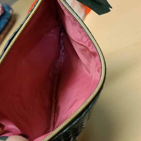 Ipsy Green Textured Makeup Bag - Picture 4 of 4